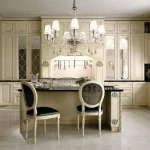 Cocina italiana de clase premium, con mobiliario integrado, armarios de diseño y una isla central con elegantes y cómodas sillas