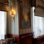 Despacho de estilo clásico con mobiliario italiano premium, iluminación elegante y detalles decorativos refinados