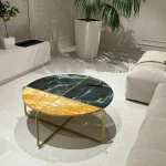 Espacio acogedor con un sofá elegante, mesa de centro y flores que aportan armonía y estilo.