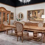 Gran comedor en madera noble con mesa y sillas premium, majestuosa vitrina, aparador, alfombra y detalles decorativos de lujo