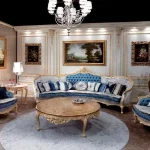 Sala clásica con sofá y butacas de acabado dorado, tapizados suaves, lámpara elegante, mesa de centro y parquet de alta categoría