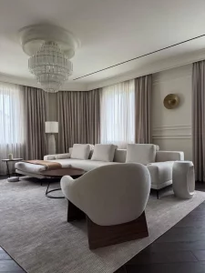 Salón con mobiliario premium de la más alta calidad, con elegantes piezas italianas y decoración exclusiva