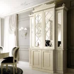 Vitrina de cocina acompañada de acabados refinados en paredes, techo y suelo, creando un ambiente armónico y sofisticado